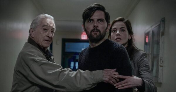Robert De Niro a Adam Scott ve filmu The Whisper Man
