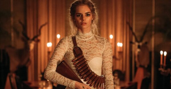 Samara Weaving jako nevěsta ve filmu Ready or Not - herečka nově obsazená do role Emmy Frost v rebootu X-Men