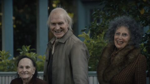 Tři starší, znepokojivě se usmívající postavy z hororu Insidious: Out of the Further, předchozího filmu režiséra Jacoba Chase