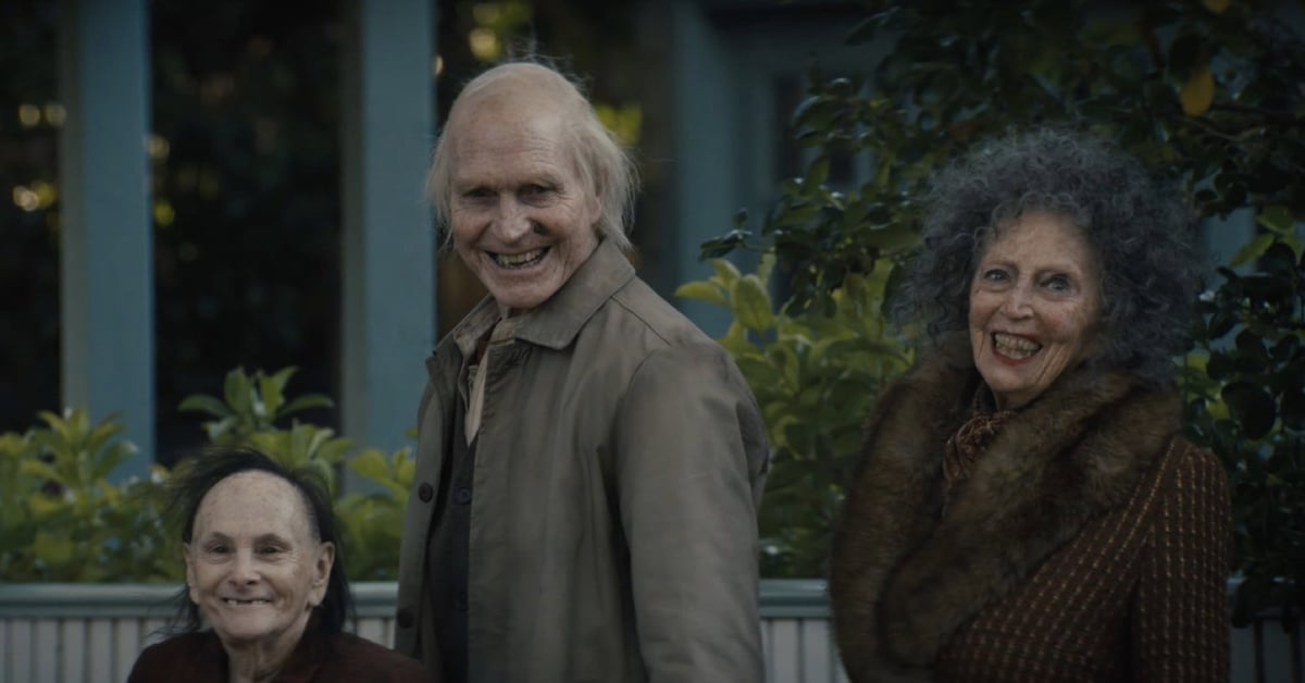 Tři starší, znepokojivě se usmívající postavy z hororu Insidious: Out of the Further, předchozího filmu režiséra Jacoba Chase
