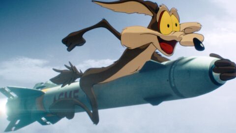 Vilda E. Kojot letí na raketě značky Acme ve filmu Coyote vs. Acme
