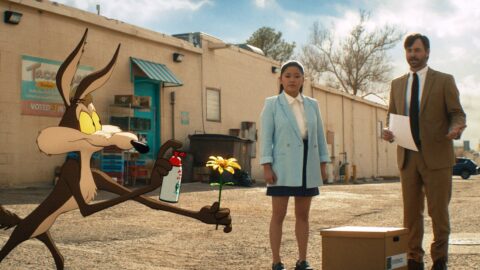 Wile E. Coyote a herci Lana Condor a Will Forte ve filmu Coyote vs. Acme