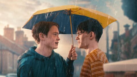 Záběr ze seriálu Heartstopper, v němž hraje Kit Connor