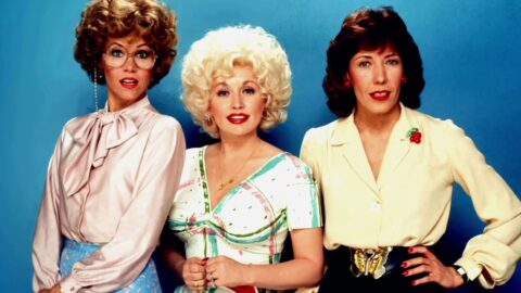 Zpěvačka a herečka Dolly Parton na oficiálním portrétním snímku, usmívající se do kamery