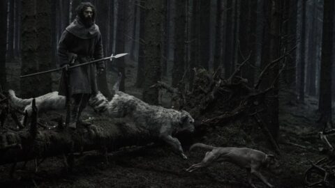 Aaron Taylor-Johnson jako farmář s loveckými psy v lese ve filmu Werwulf
