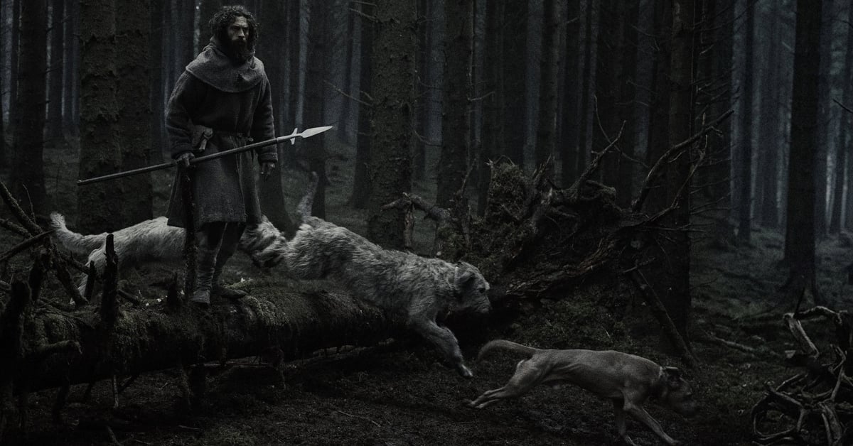 Aaron Taylor-Johnson jako farmář s loveckými psy v lese ve filmu Werwulf