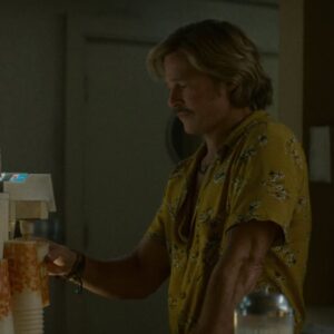 Brad Pitt jako Cliff Booth v roce 1977 u nápojového automatu, scéna z filmu The Further Mis-Adventures of Cliff Booth