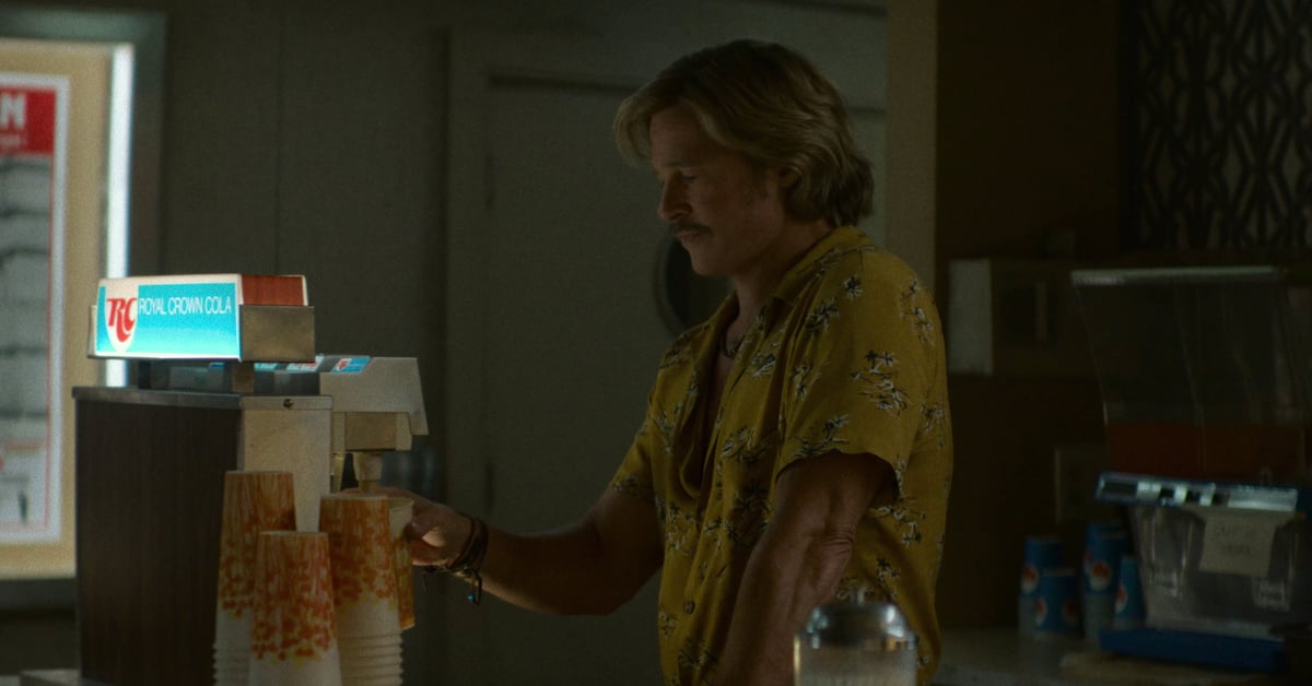 Brad Pitt jako Cliff Booth v roce 1977 u nápojového automatu, scéna z filmu The Further Mis-Adventures of Cliff Booth