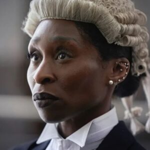 Cynthia Erivo jako právnička Tessa Ensler v soudcovské paruce ve filmu Prima Facie