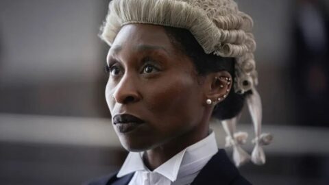 Cynthia Erivo jako právnička Tessa Ensler v soudcovské paruce ve filmu Prima Facie