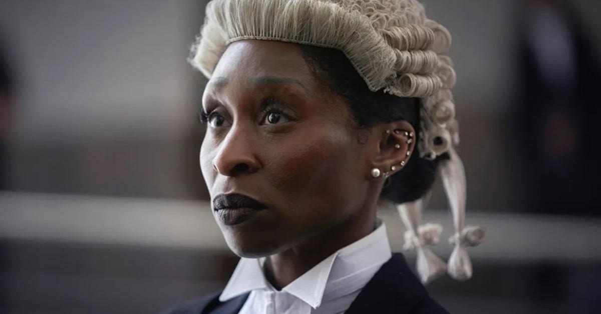 Cynthia Erivo jako právnička Tessa Ensler v soudcovské paruce ve filmu Prima Facie