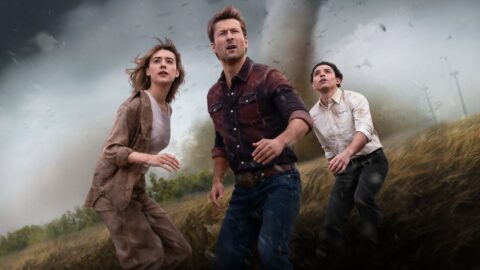 Daisy Edgar-Jones a Glen Powell ve filmu Twisters