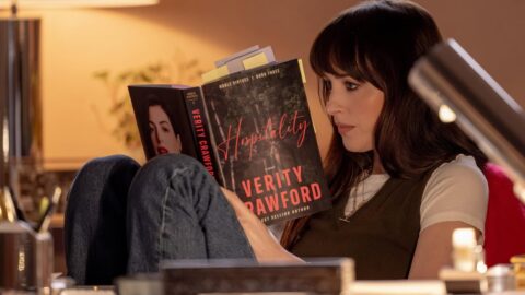 Dakota Johnson jako Lowen Ashleigh čte rukopis knihy Verity Crawfordové ve filmu Verity