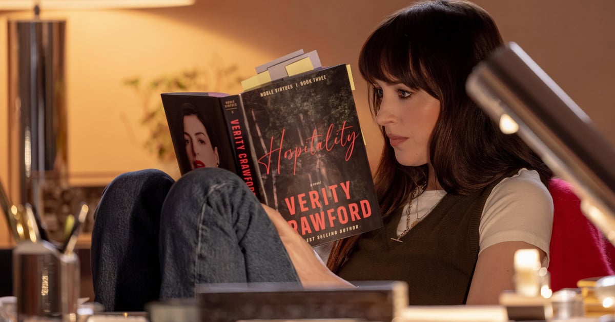 Dakota Johnson jako Lowen Ashleigh čte rukopis knihy Verity Crawfordové ve filmu Verity