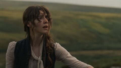 Esmé Creed-Miles jako Marianne Dashwoodová ve venkovní scéně nové filmové adaptace Rozumu a citu (2026)
