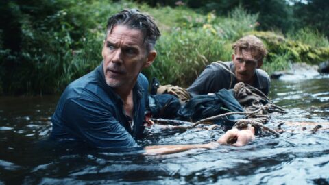 Ethan Hawke jako Samuel brodí se řekou ve filmu The Weight