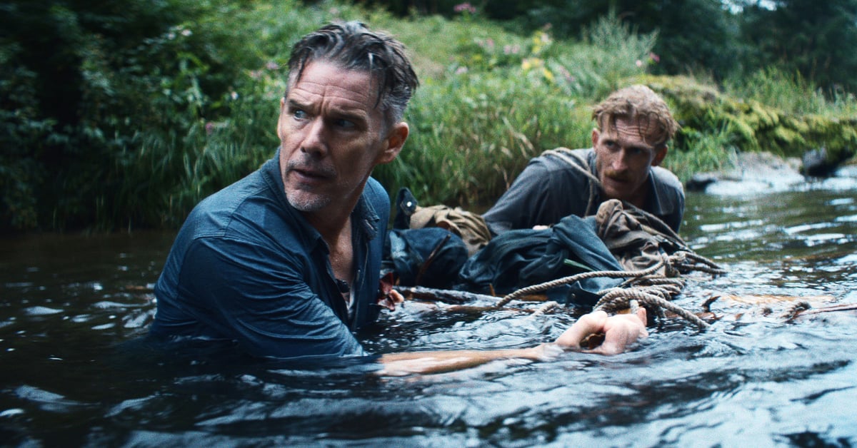 Ethan Hawke jako Samuel brodí se řekou ve filmu The Weight