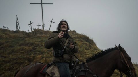 Fra Fee jako válečný fotograf na koni ve filmu The Last Photograph od Zacka Snydera