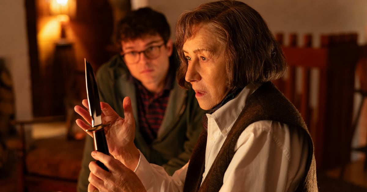 Helen Mirren jako spisovatelka Patricia Highsmith drží nůž ve filmu A Talent for Murder, v pozadí Alden Ehrenreich