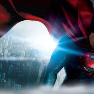 Henry Cavill jako Superman nad městem ve filmu Muž z oceli