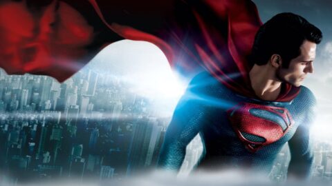 Henry Cavill jako Superman nad městem ve filmu Muž z oceli
