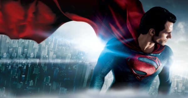 Henry Cavill jako Superman nad městem ve filmu Muž z oceli