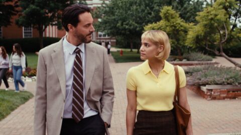 Jack Huston jako profesor filozofie a jeho kolegyně procházejí kampusem ve filmu The Basics of Philosophy