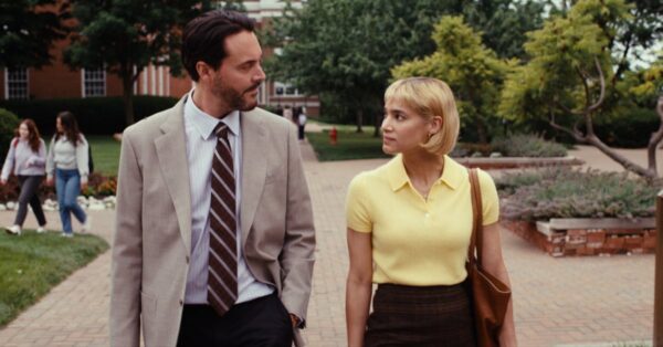 Jack Huston jako profesor filozofie a jeho kolegyně procházejí kampusem ve filmu The Basics of Philosophy