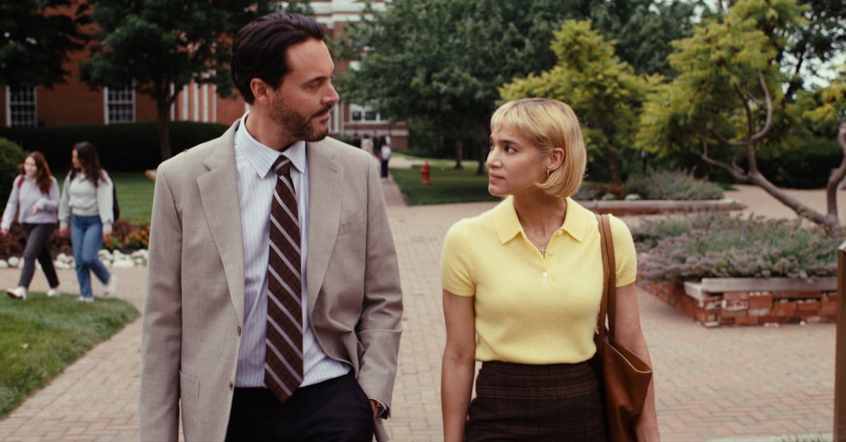 Jack Huston jako profesor filozofie a jeho kolegyně procházejí kampusem ve filmu The Basics of Philosophy