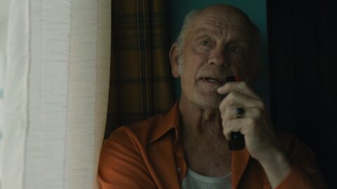 John Malkovich ve filmu Wild Horse Nine, za který získal na Benátském filmovém festivalu 2026 Volpi Cup pro nejlepšího herce