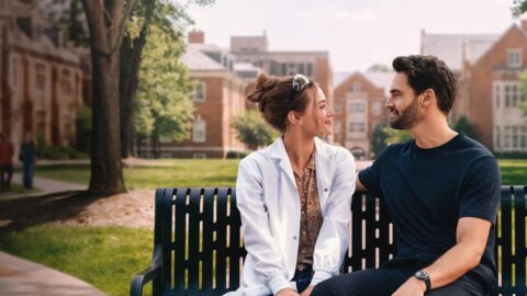 Lili Reinhart a Tom Bateman ve filmu Hypotéza lásky na Prime Video