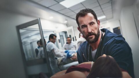 Noah Wyle jako Dr. Robby v seriálu The Pitt, za který získal Emmy pro nejlepšího herce v dramatu