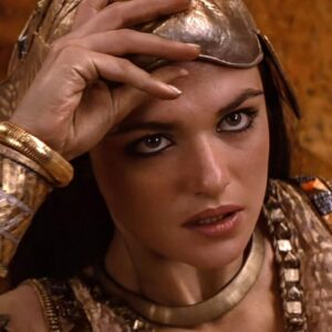 Rachel Weisz jako Evelyn O'Connell v ikonické scéně z filmu Mumie se vrací (2001)