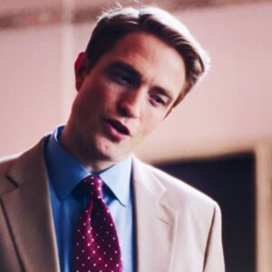 Robert Pattinson jako moderátor Chris Hansen ve filmu Primetime