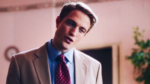 Robert Pattinson jako moderátor Chris Hansen ve filmu Primetime