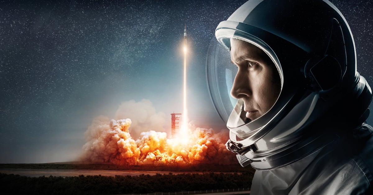 Ryan Gosling jako Neil Armstrong ve skafandru sleduje start rakety Saturn V ve filmu První člověk