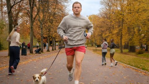 Taron Egerton běží v parku se psem, zatímco si ho všímají ženy ve filmu Everybody Wants to F--- Me
