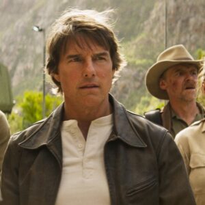 Tom Cruise v roli Ethana Hunta ve filmu Mission: Impossible - Odplata, v popředí s vážným výrazem, za ním členové týmu