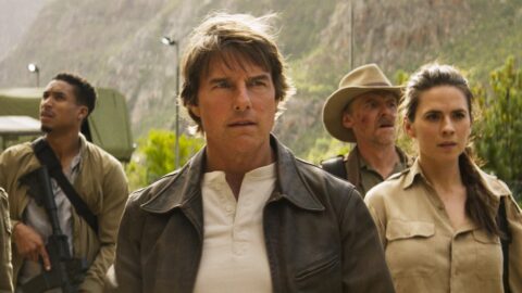 Tom Cruise v roli Ethana Hunta ve filmu Mission: Impossible - Odplata, v popředí s vážným výrazem, za ním členové týmu
