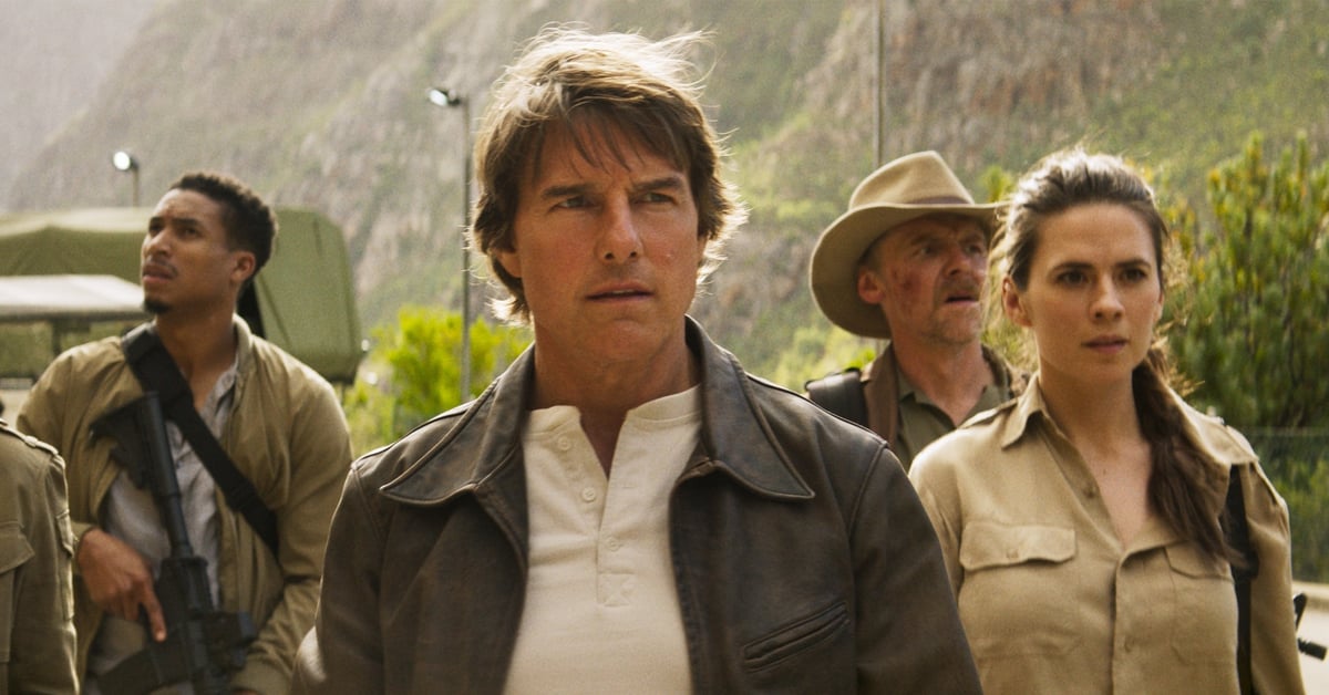Tom Cruise v roli Ethana Hunta ve filmu Mission: Impossible - Odplata, v popředí s vážným výrazem, za ním členové týmu