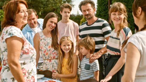 Zlata Adamovská s filmovou rodinou ve filmu Ženy v běhu