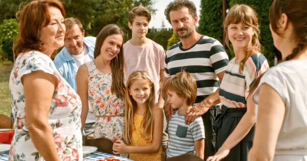 Zlata Adamovská s filmovou rodinou ve filmu Ženy v běhu