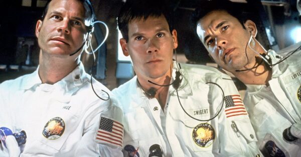 Bill Paxton, Kevin Bacon a Tom Hanks jako posádka Apolla 13 (Haise, Swigert, Lovell) ve filmu z roku 1995