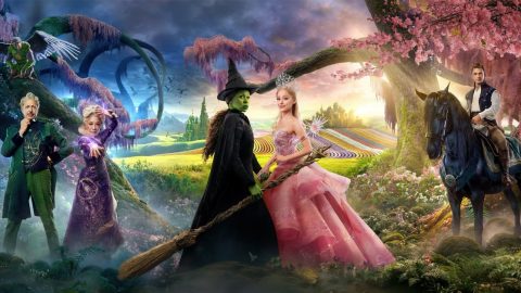 Cynthia Erivo jako Elphaba a Ariana Grande jako Glinda ve filmu Wicked, vedle nich další postavy z Země Oz