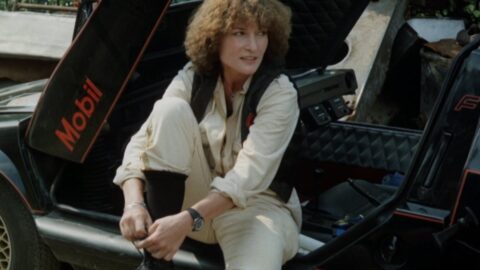 Dagmar Veškrnová jako Mima u otevřené kapoty vozu Ferat ve filmu Upír z Feratu (1982) Juraje Herze