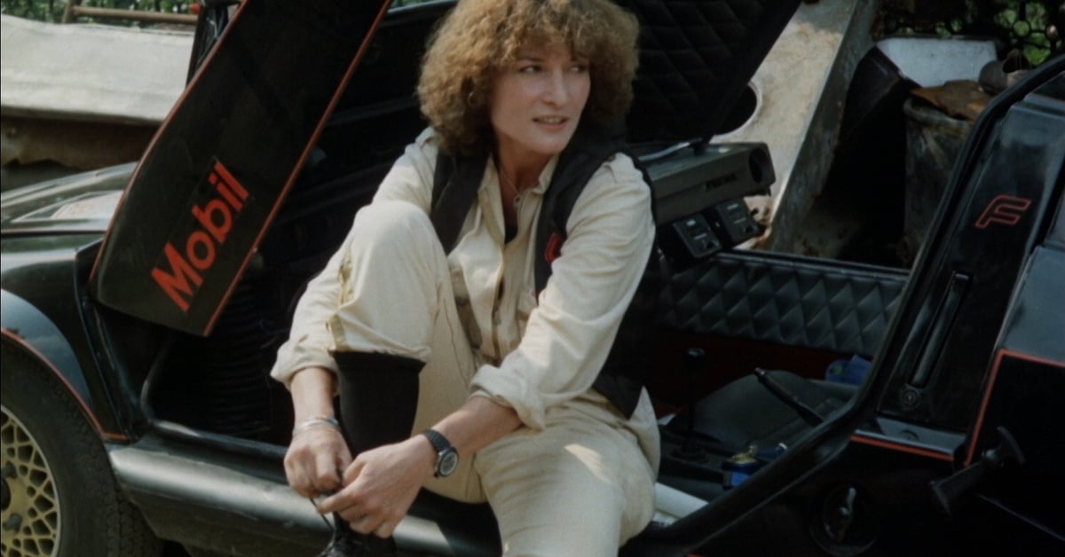 Dagmar Veškrnová jako Mima u otevřené kapoty vozu Ferat ve filmu Upír z Feratu (1982) Juraje Herze