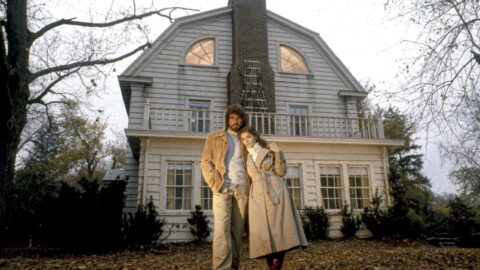 Dům v Amityville z filmu Hrůza v Amityville (1979) s hlavními postavami Lutzových před vchodem