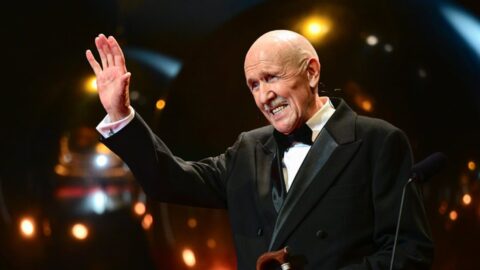 Herec Petr Nárožný přebírá Cenu Thálie za celoživotní umělecké mistrovství na pódiu Národního divadla v Praze