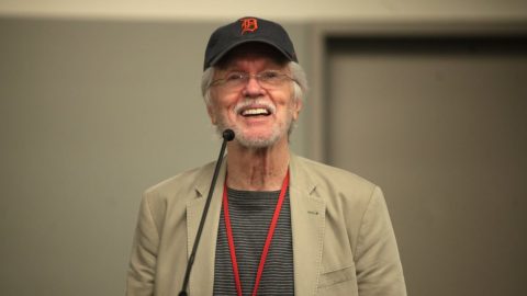 Herec Tom Skerritt promlouvá na akci Phoenix Comicon Fan Fest v roce 2014