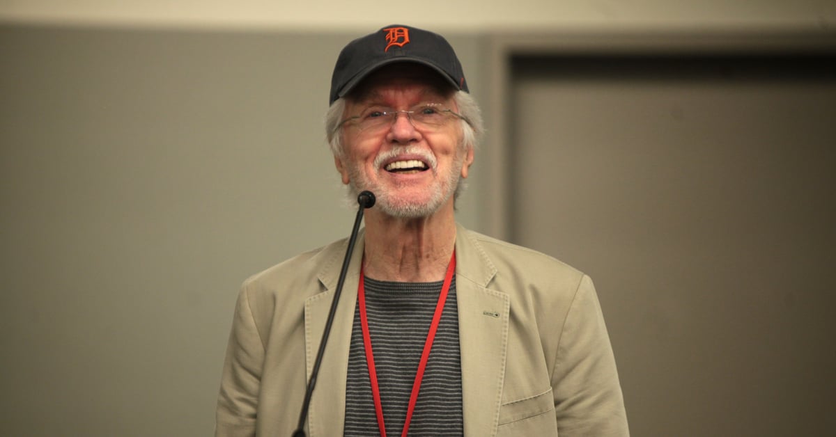 Herec Tom Skerritt promlouvá na akci Phoenix Comicon Fan Fest v roce 2014